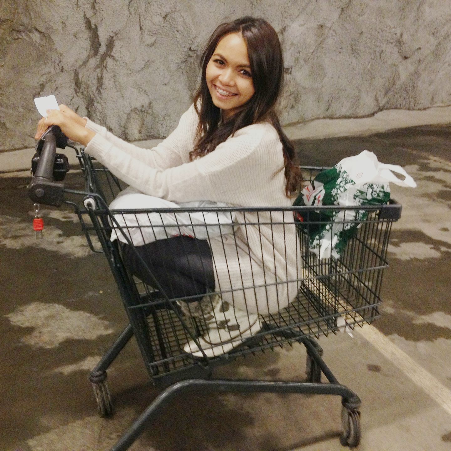 Mädchen im Einkaufswagen